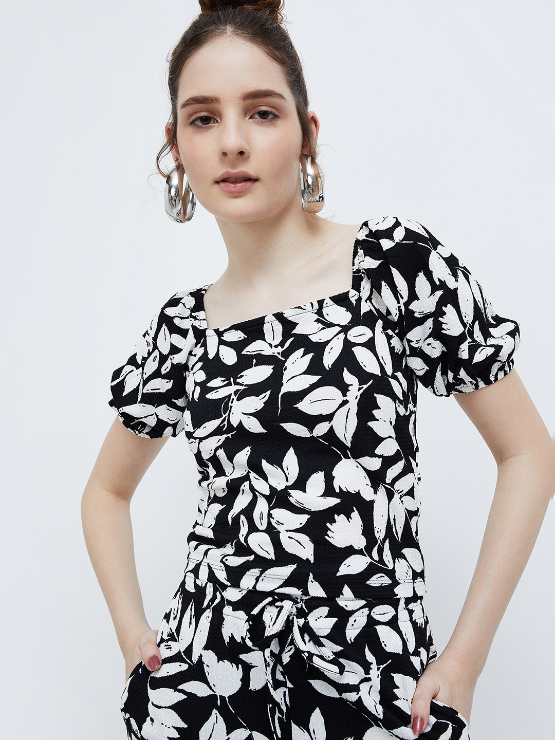 

Ginger by Lifestyle Floral Printed Square Neck Puff Sleeves Crop Top, Black