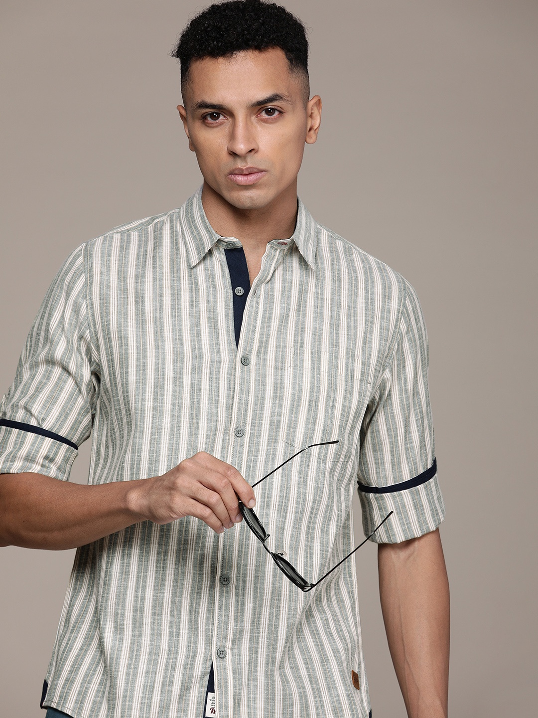 

The Roadster Life Co. Men Vertical Striped Casual Shirt, Green