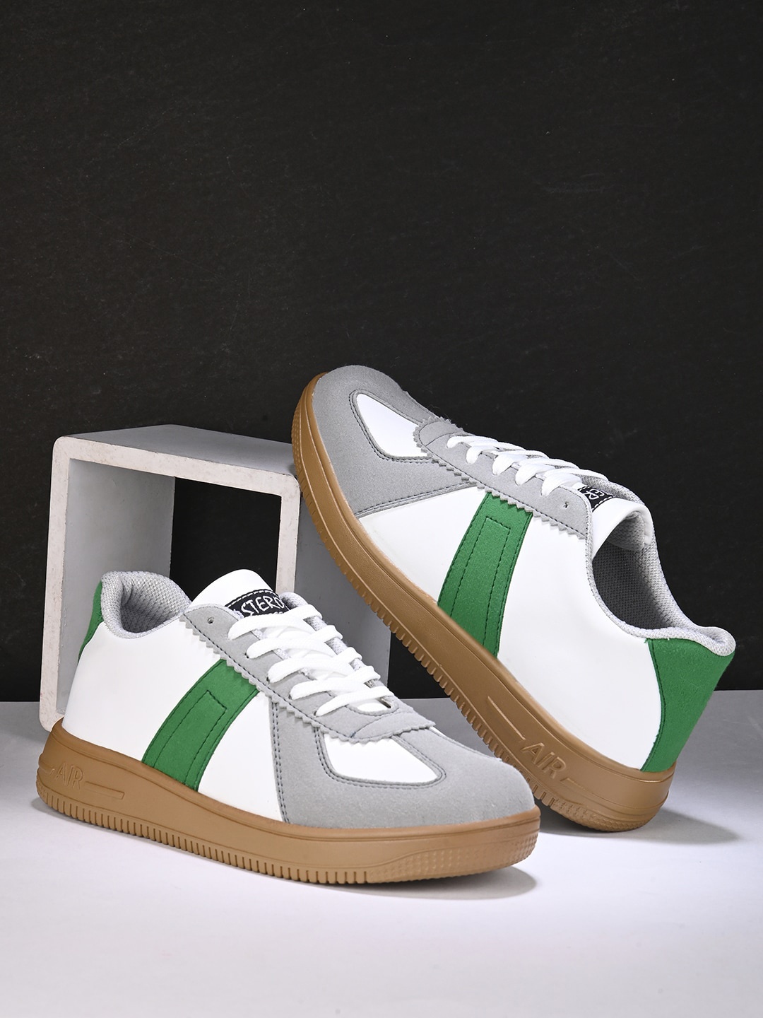 

ASTEROID Men Colourblocked Lightweight Sneakers, Green