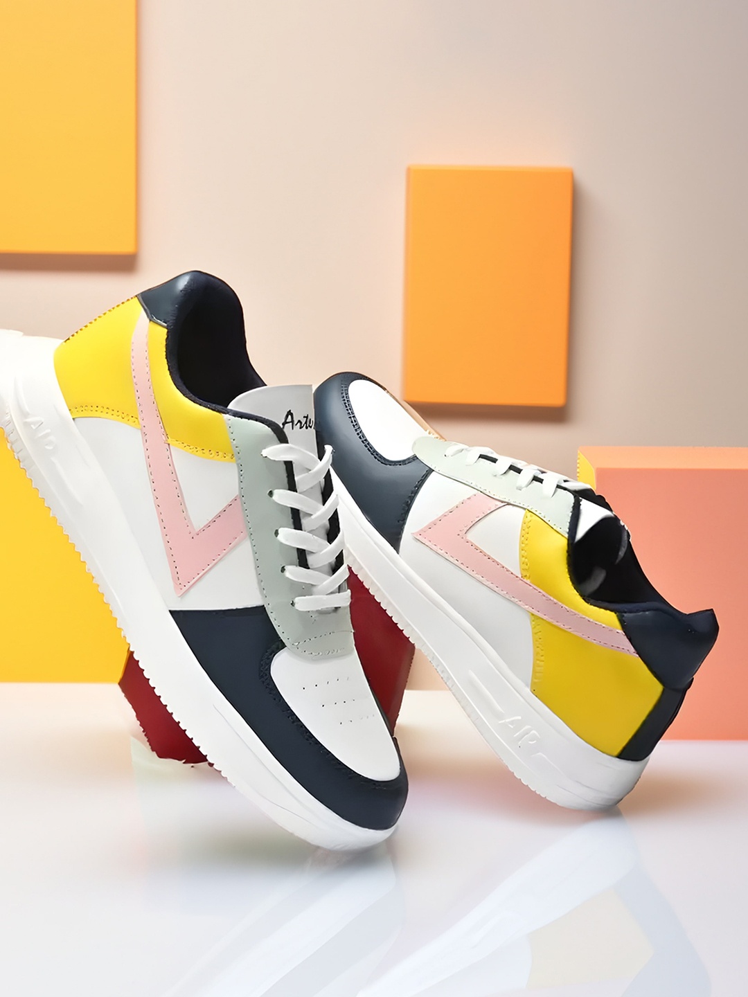 

ASTEROID Men Colourblocked Lightweight Sneakers, White