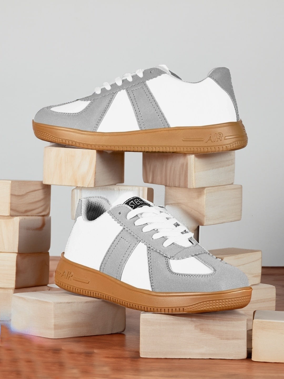 

ASTEROID Men Colourblocked Lightweight Sneakers, Grey