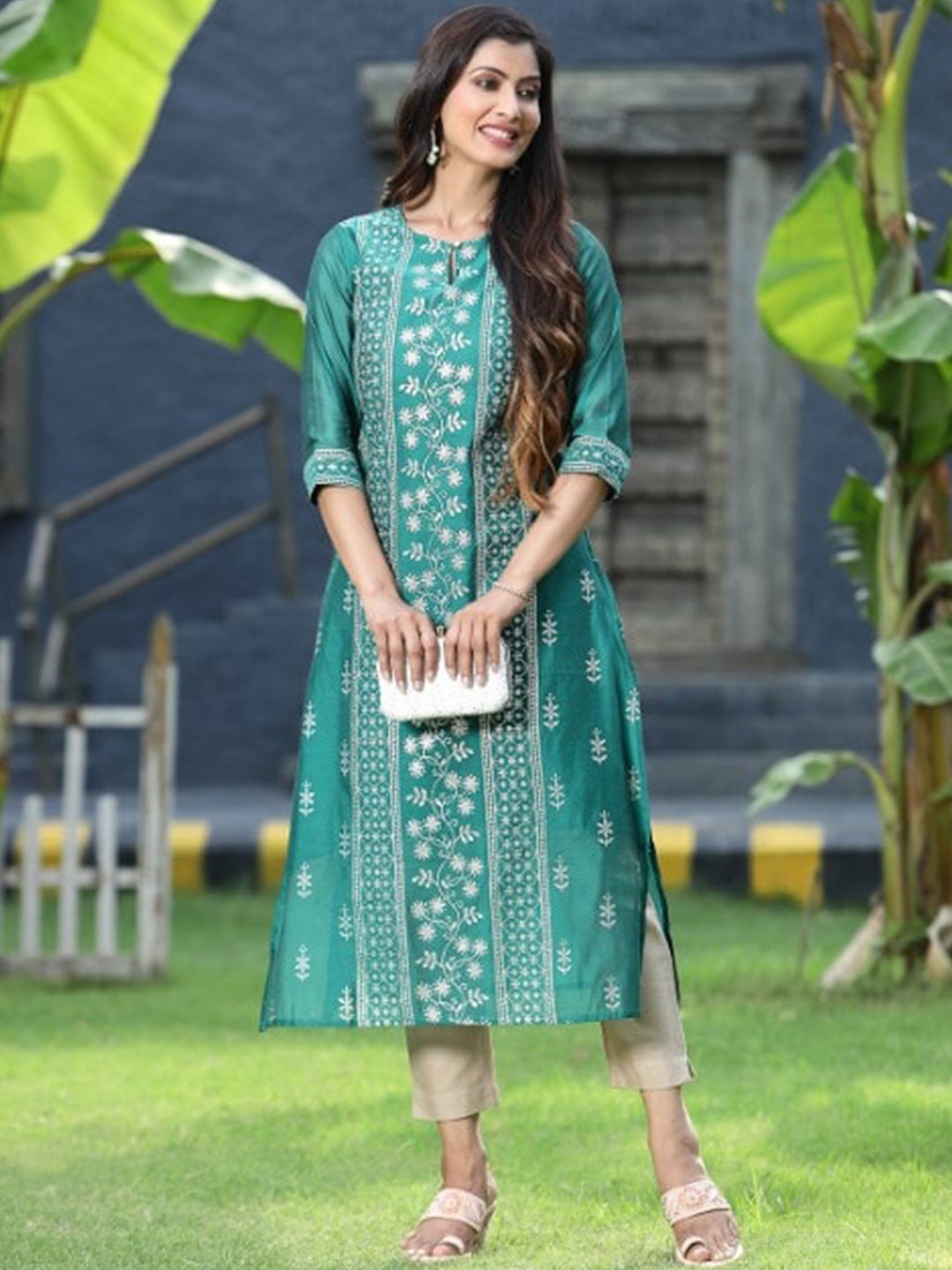 

Juniper Floral Embroidered Keyhole Neck Chanderi Silk Kurta, Green