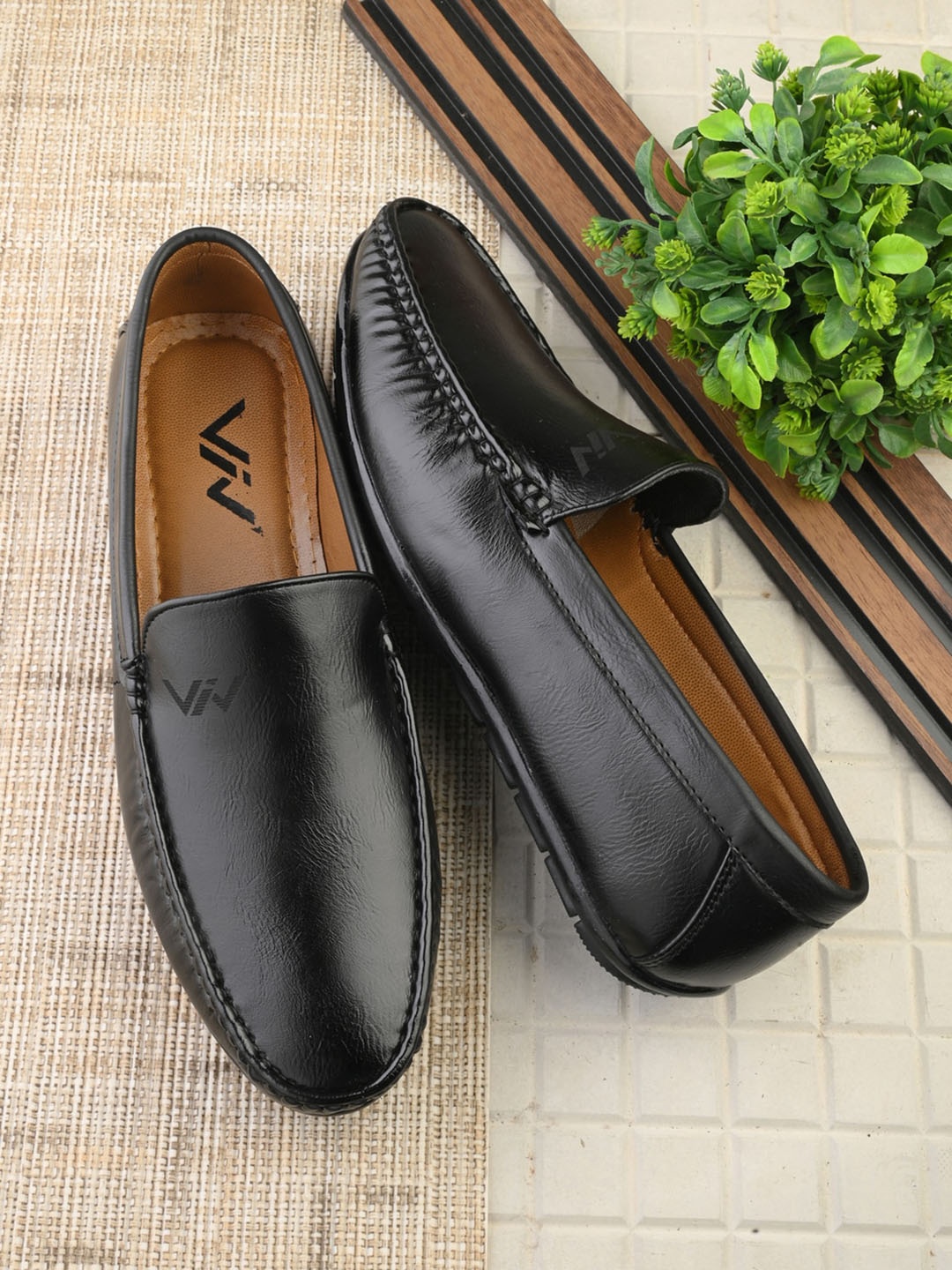 VIV Men Textured Round Toe Slip-On Loafers, Black