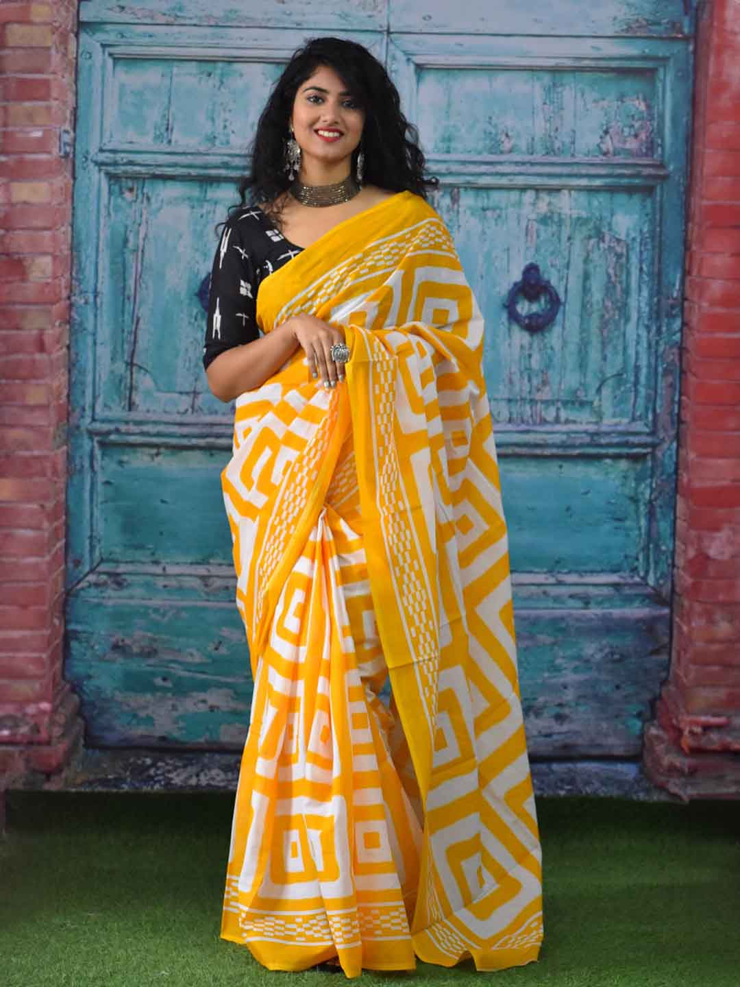 

clothonus Geometric Pure Cotton Block Print Saree, Yellow