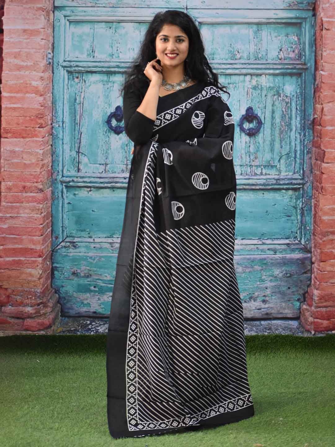 

clothonus Geometric Printed Pure Cotton Block Print Saree, Black
