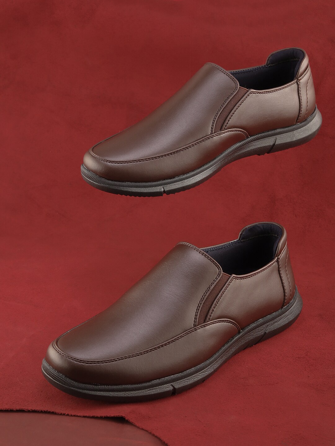 

The Roadster Lifestyle Co. Men Brown Round Toe Lightweight Memory Foam Loafers