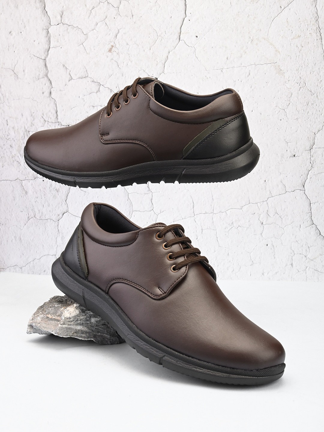The Roadster Lifestyle Co. Men Brown Lace Up Lightweight Memory Foam Derbys
