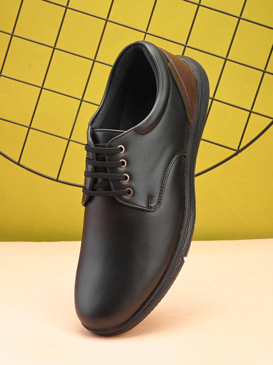 

The Roadster Lifestyle Co. Men Lightweight Memory foam Derbys, Black