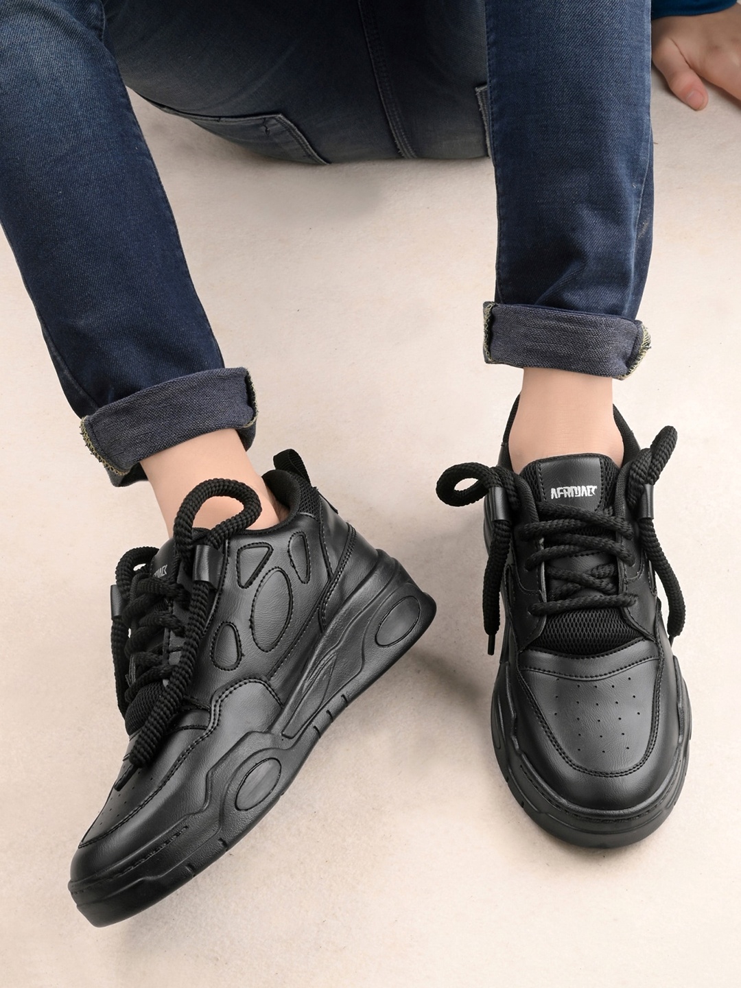 

AfroJack Men Textured Round Toe Sneakers, Black