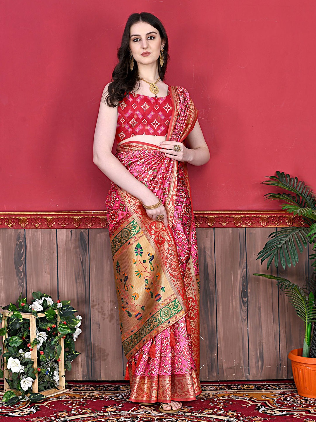 

V3 FASHION STUDIO Ethnic Motifs Printed Zari Pure Silk Patola Saree, Pink