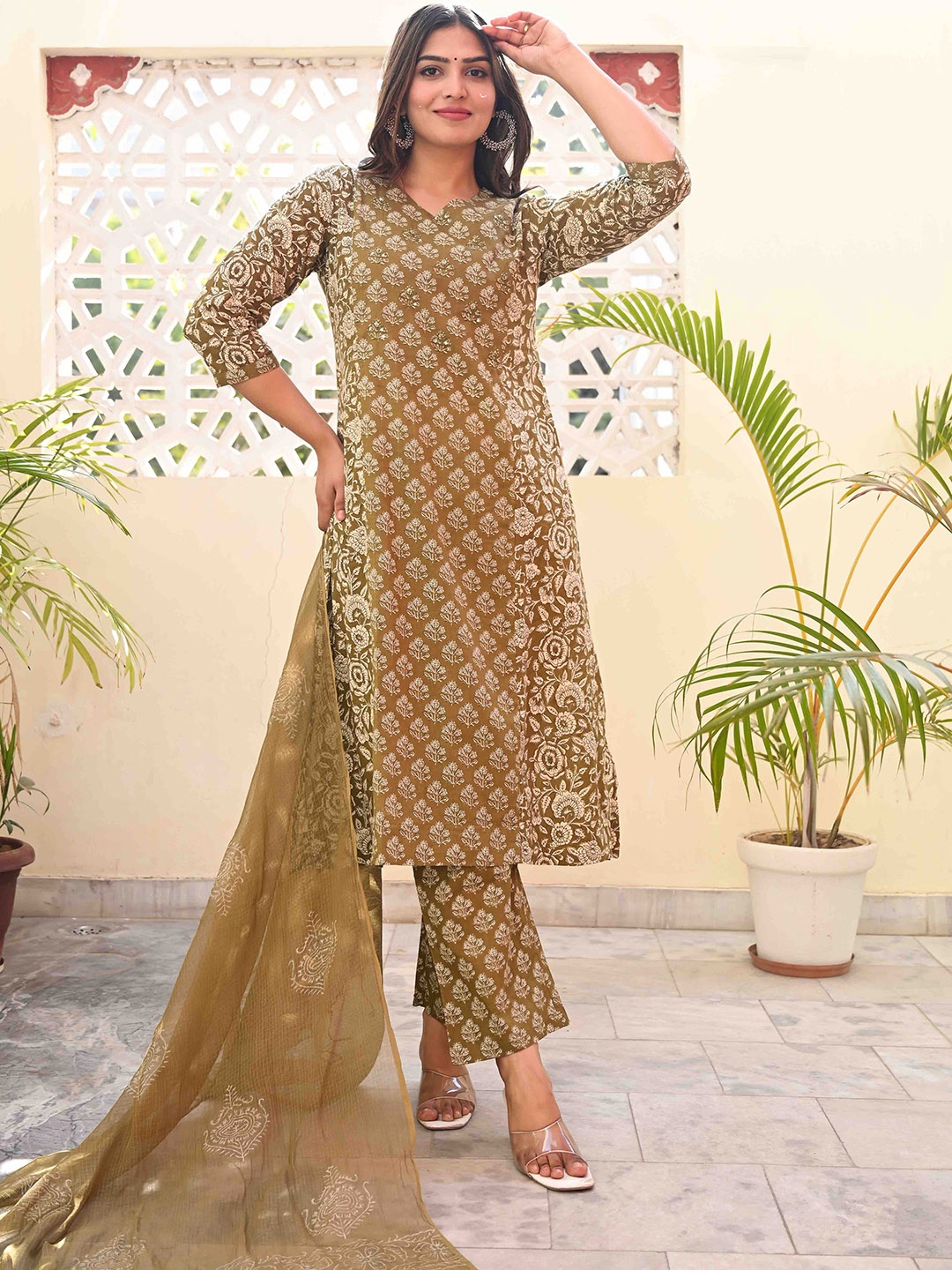 

Do Dhaage Floral Printed V-Neck Pure Cotton Straight Kurta with Trousers & Dupatta, Green