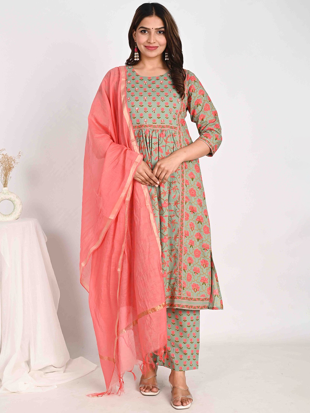 

Do Dhaage Floral Printed Pure Cotton Kurta With Trouser & Dupatta, Green