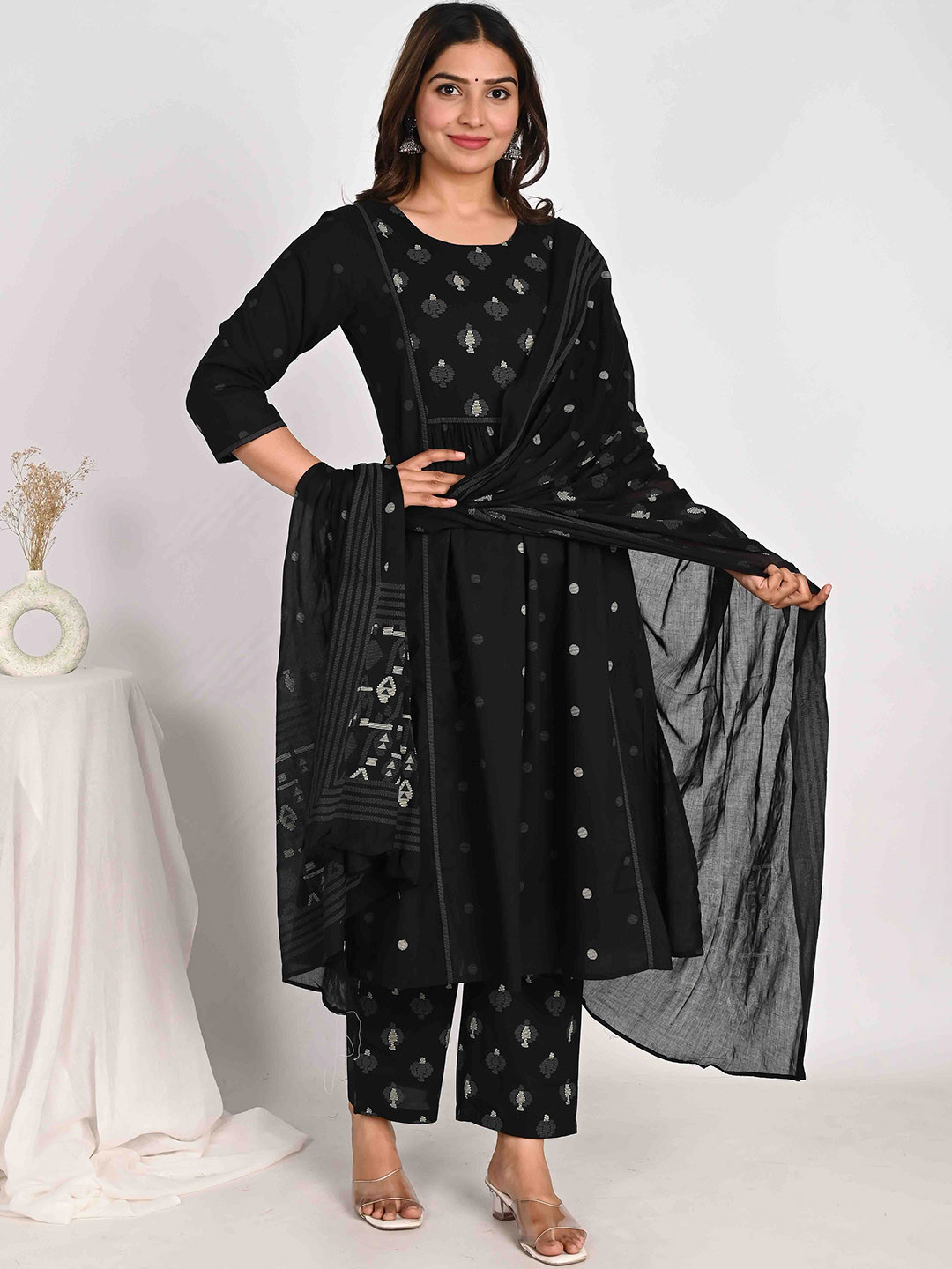

Do Dhaage Ethnic Motifs Printed Round Neck Straight Kurta with Trousers & Dupatta, Black