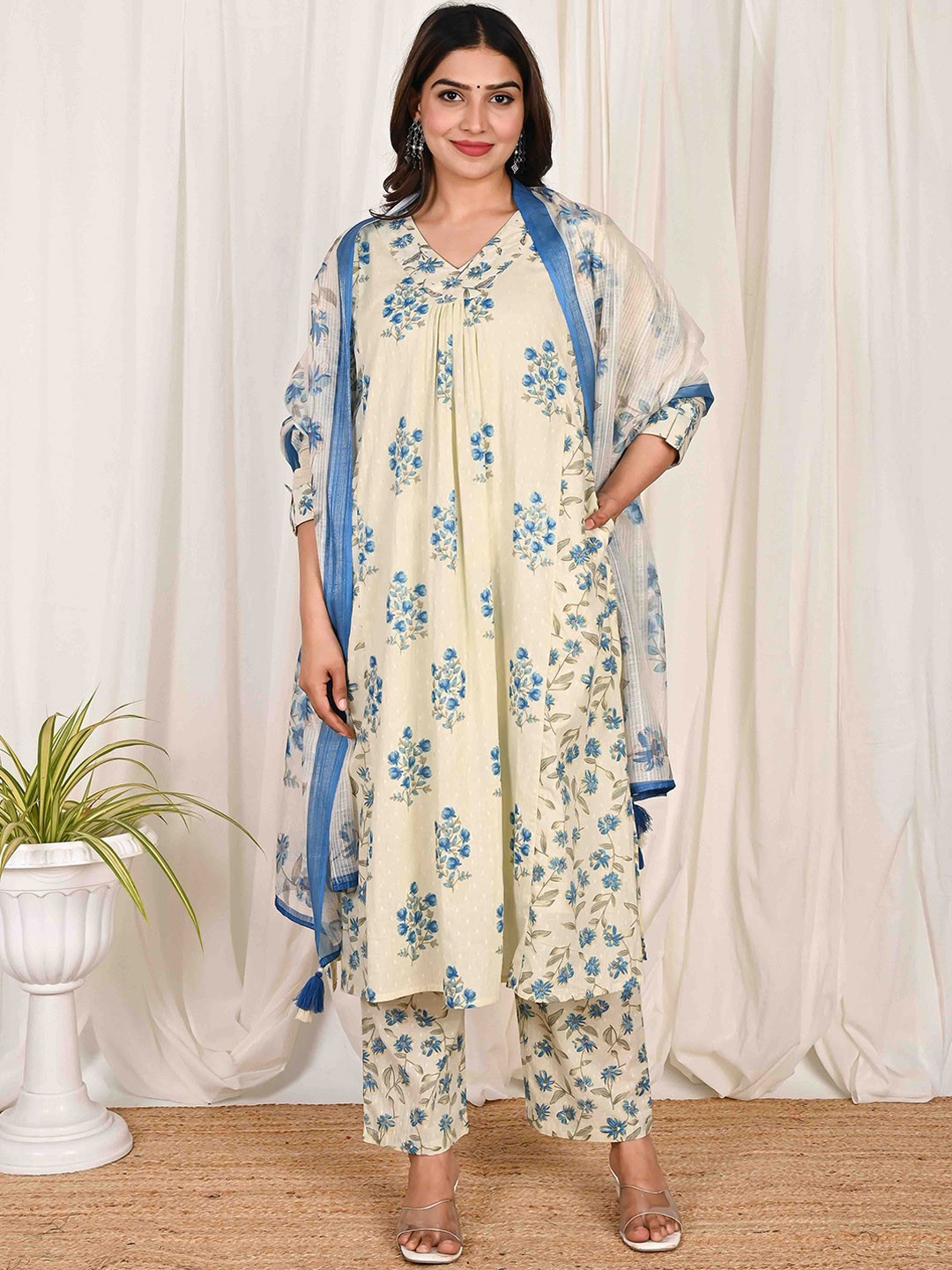 Do Dhaage Floral Printed Pleated Sequinned Pure Cotton Kurta With Trouser & Dupatta, Blue