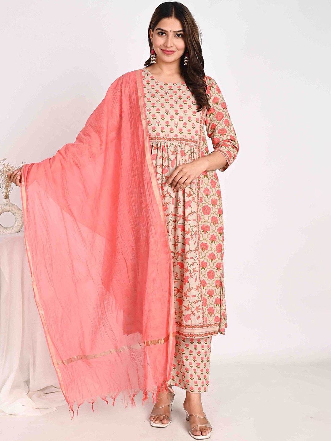 

Do Dhaage Floral Printed Pure Cotton Kurta With Trouser & Dupatta, Beige