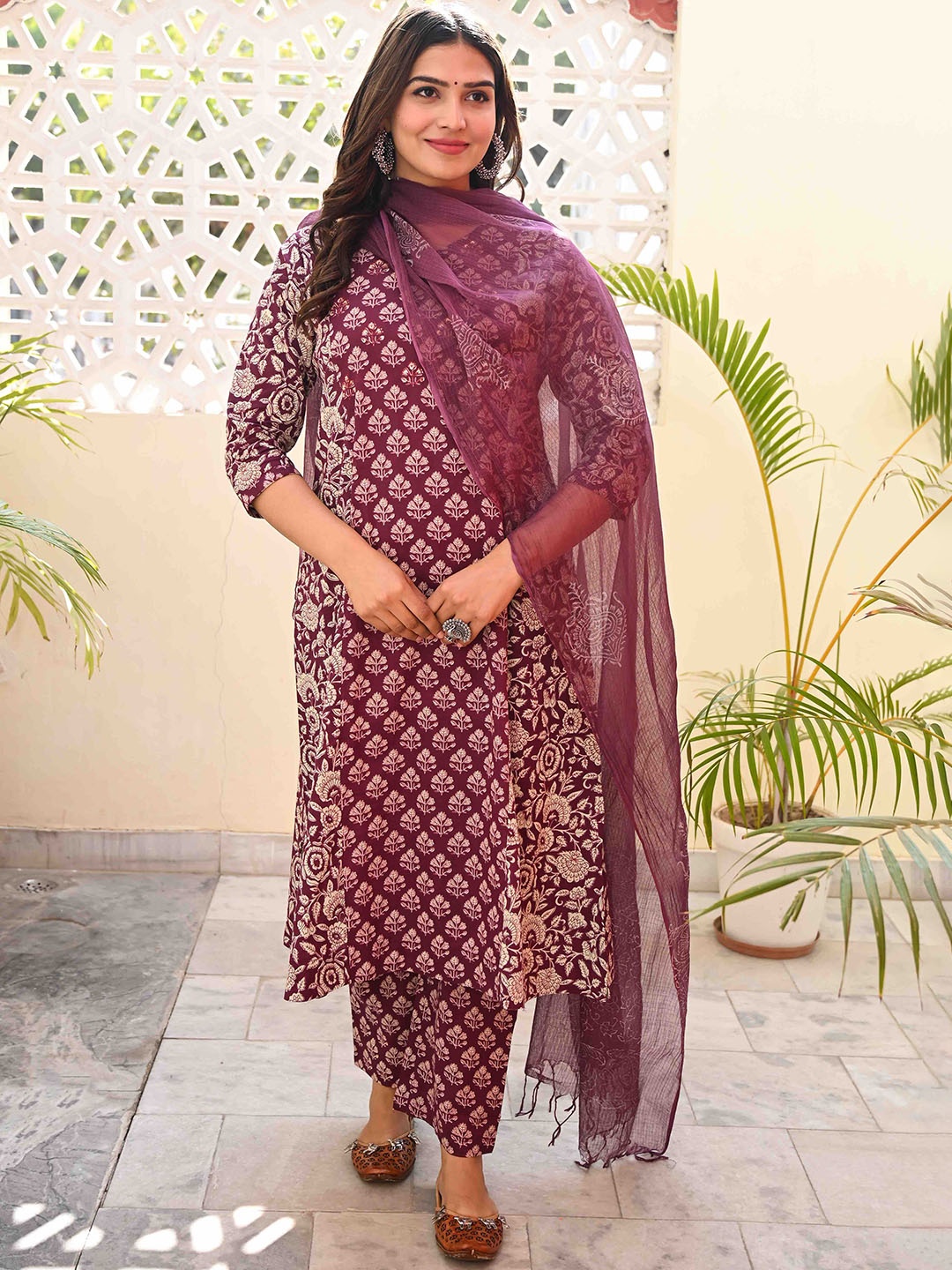 Do Dhaage Floral Printed V-neck Pure Cotton A-Line Kurta with Trousers & Dupatta, Purple