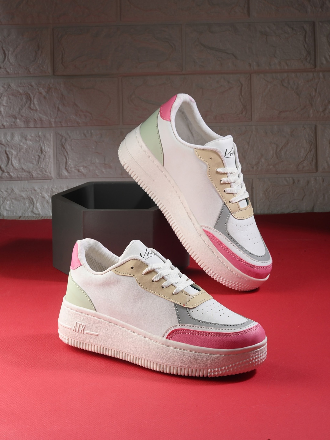 

knoos Women Colourblocked Water Repellent Upper Sneakers, White