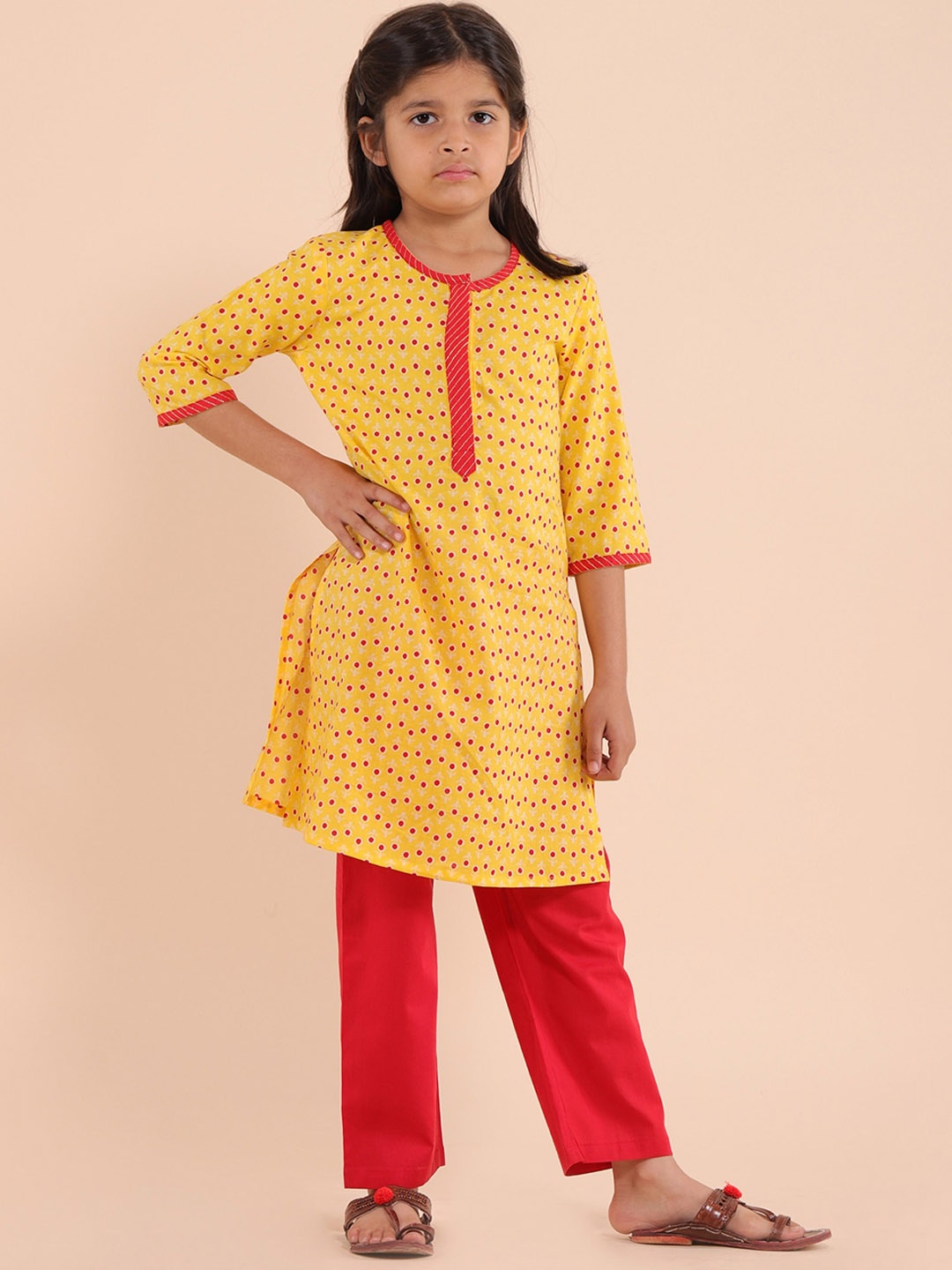 

Sangria Girls Floral Printed Pure Cotton Kurta Sets, Yellow