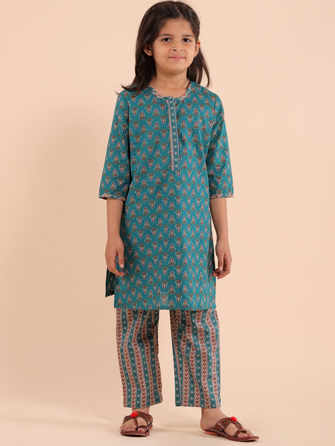 

Sangria Girls Floral Printed Pure Cotton Round Neck Kurta Sets, Teal