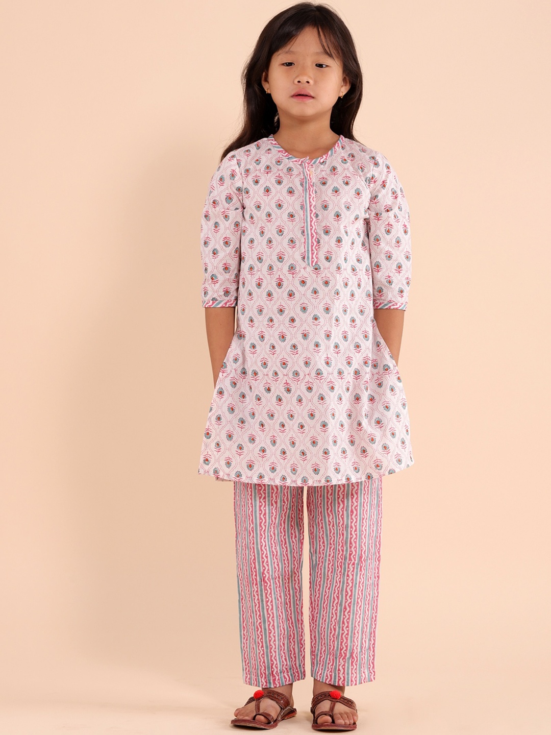 

Sangria Girls White Floral Printed Regular Pure Cotton Kurta with Trousers