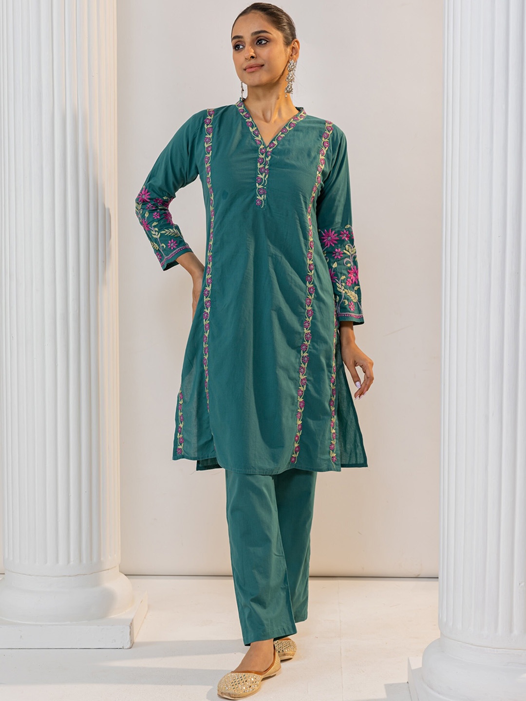 

HOUSE OF KARI Floral Embroidered Regular Chikankari Kurta with Trousers, Blue