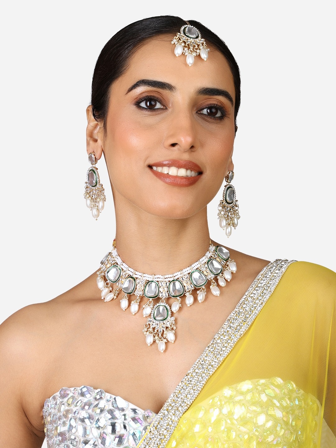 

Zaveri Pearls Gold Plated Kundan Studded & Beaded Jewellery Set