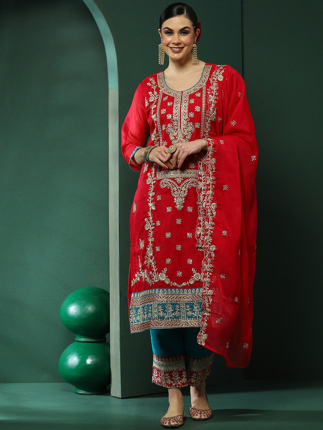 

AKS Couture Ethnic Motifs Embroidered Regular Thread Work Kurta with Trousers & Dupatta, Magenta