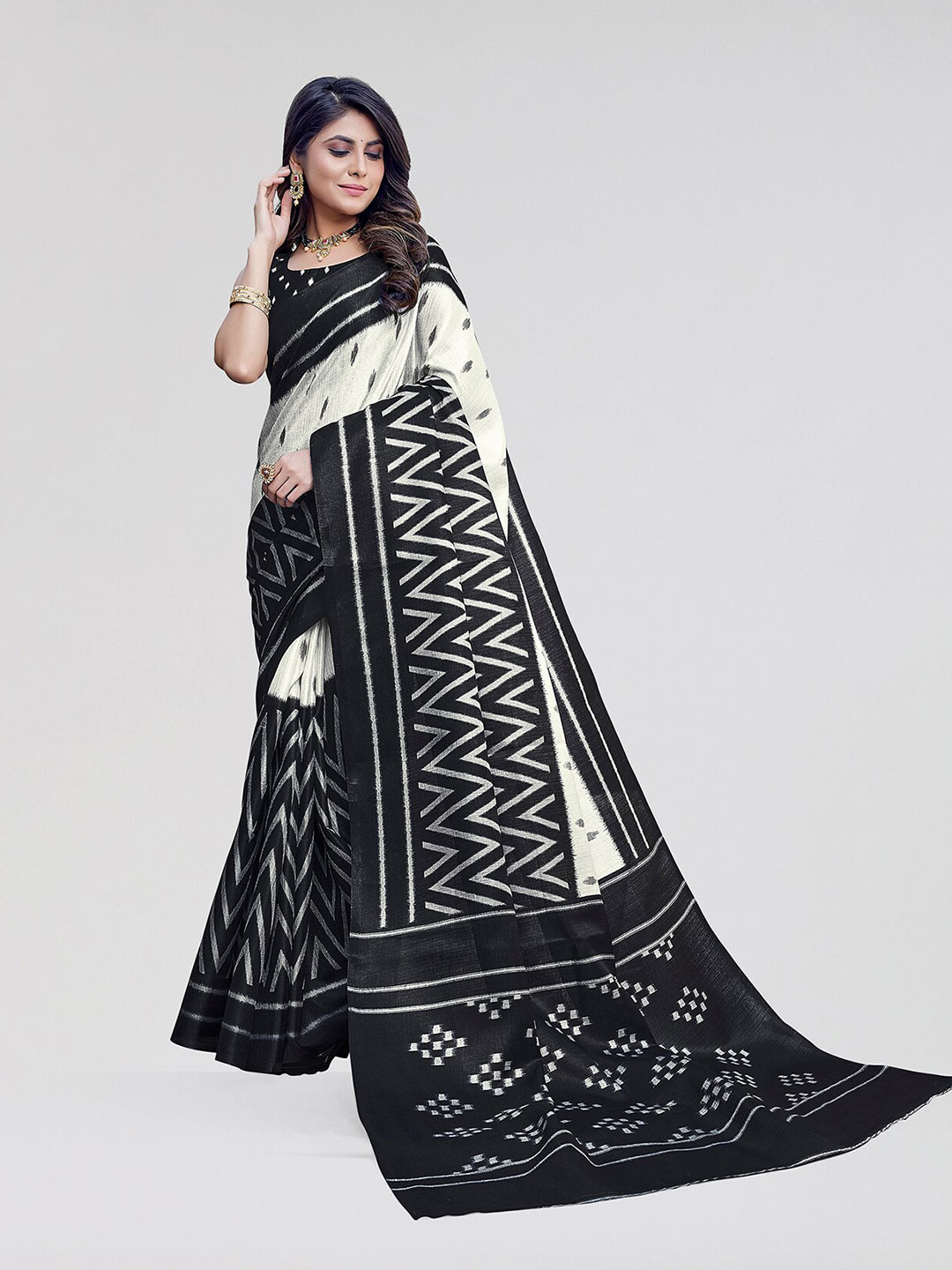 

Yashika Geometric Printed Saree, Black