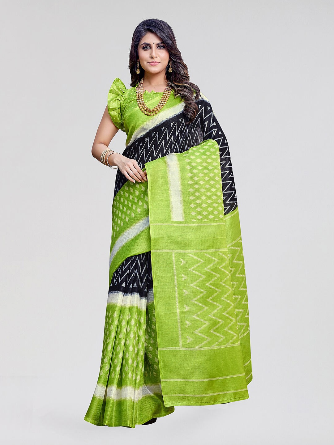 

Yashika Geometric Printed Saree, Green