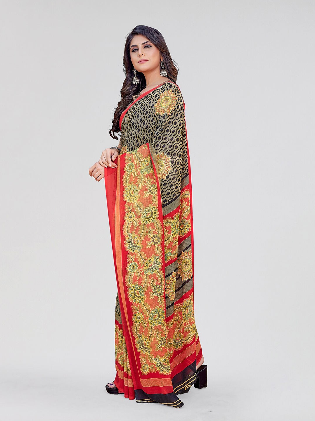 

Yashika Geometric Printed Saree, Black