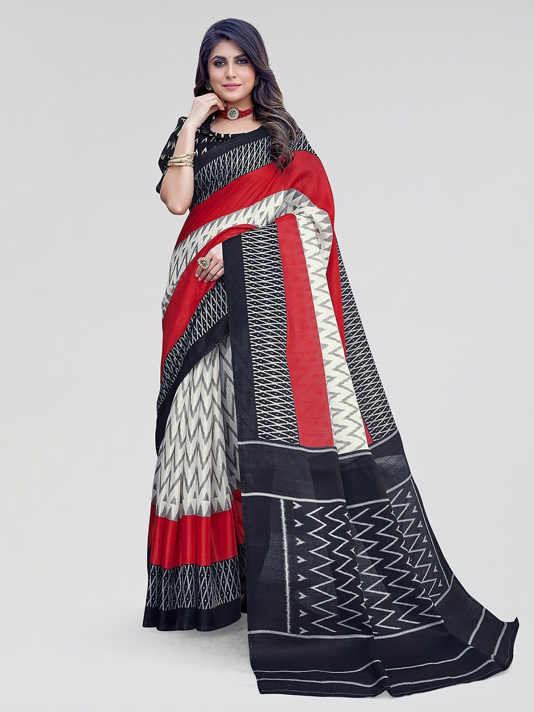 

Yashika Geometric Printed Saree, Black