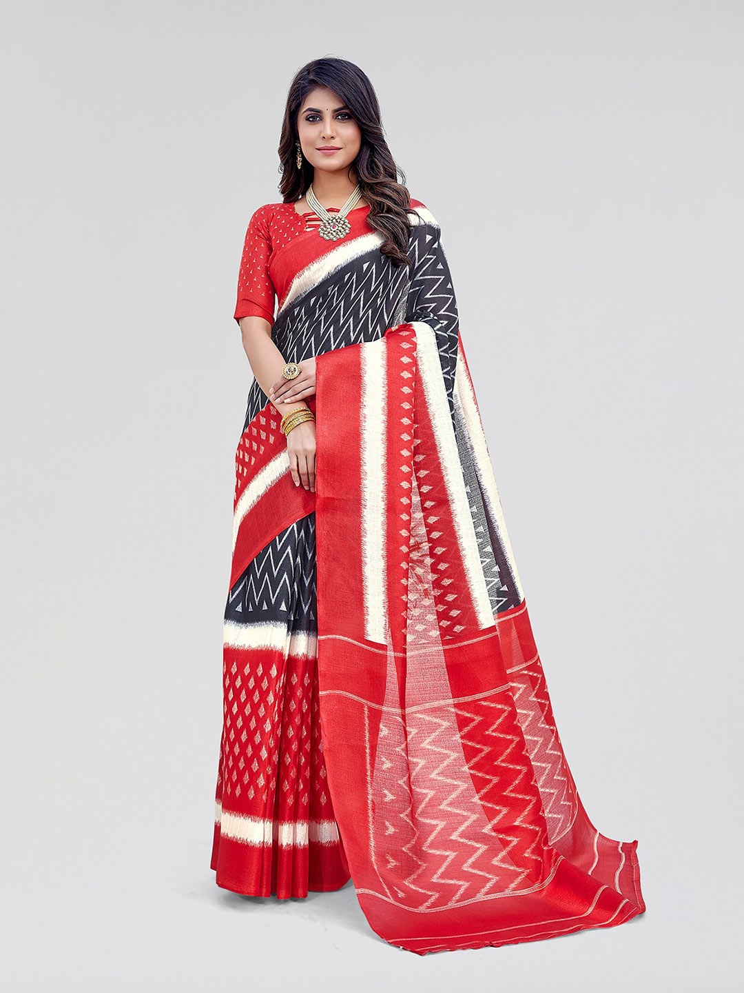 

Yashika Geometric Printed Saree, Red