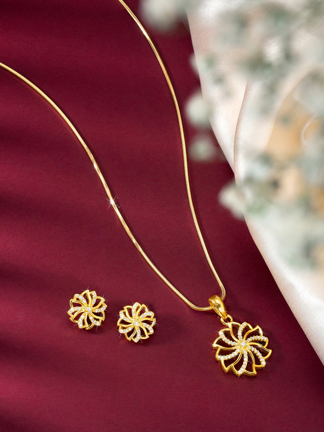 

Peora Gold-Plated Stone Studded Flower Shaped Pendant Jewellery Set