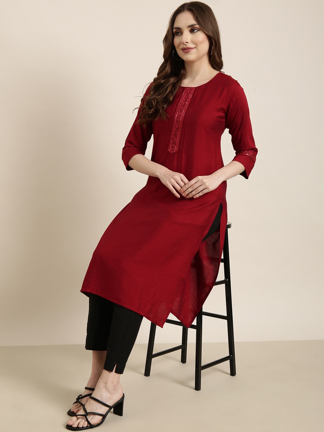 

SHOWOFF Floral Sequinned Embroidered Round Neck Straight Kurta, Maroon