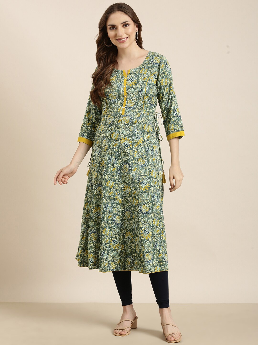 

SHOWOFF Floral Printed Round Neck Straight Kurta, Green