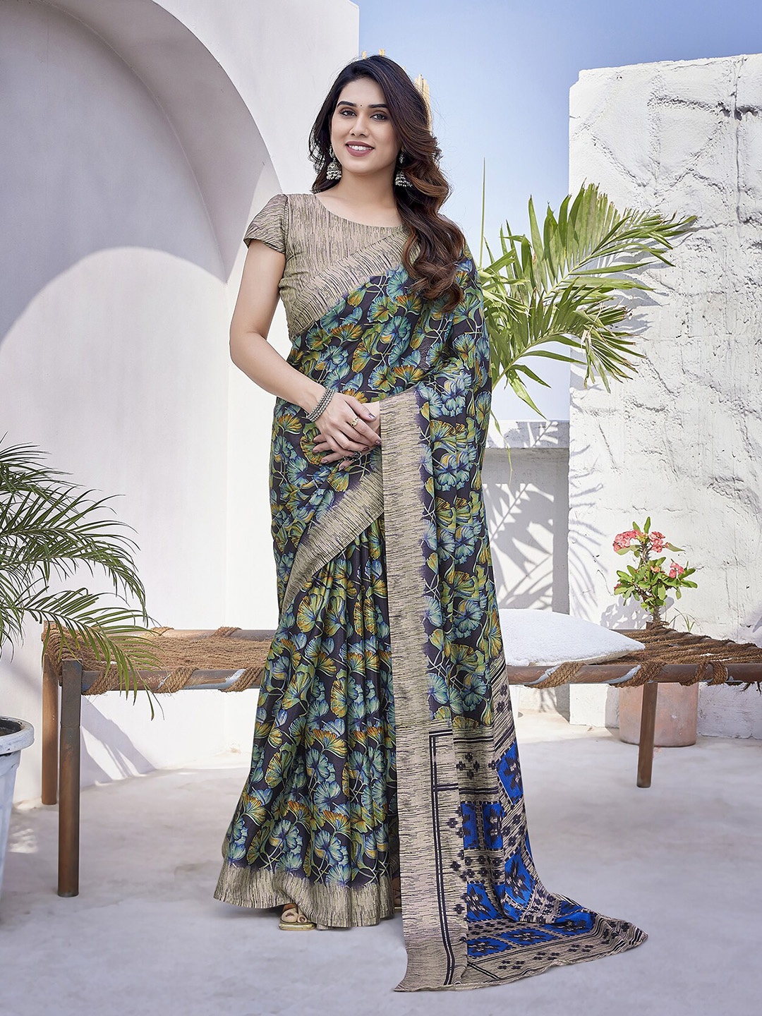 

MAGMINA Floral Printed Pure Chiffon Saree, Black
