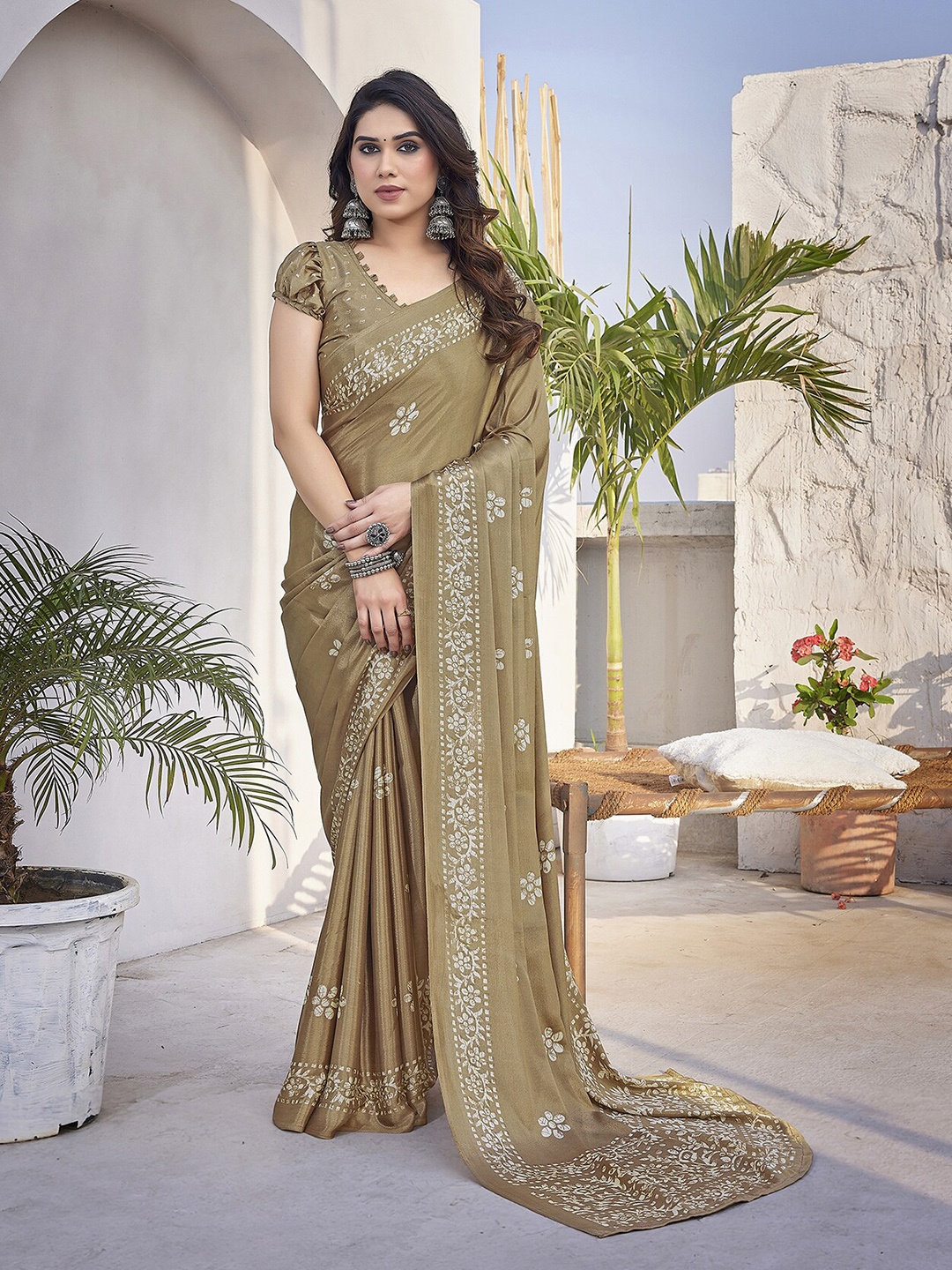 

MAGMINA Floral Printed Saree, Mustard