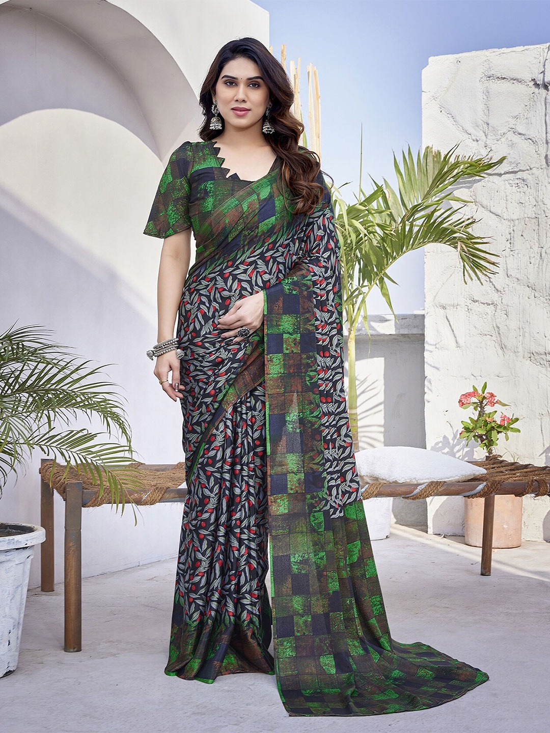 

MAGMINA Floral Printed Saree, Black
