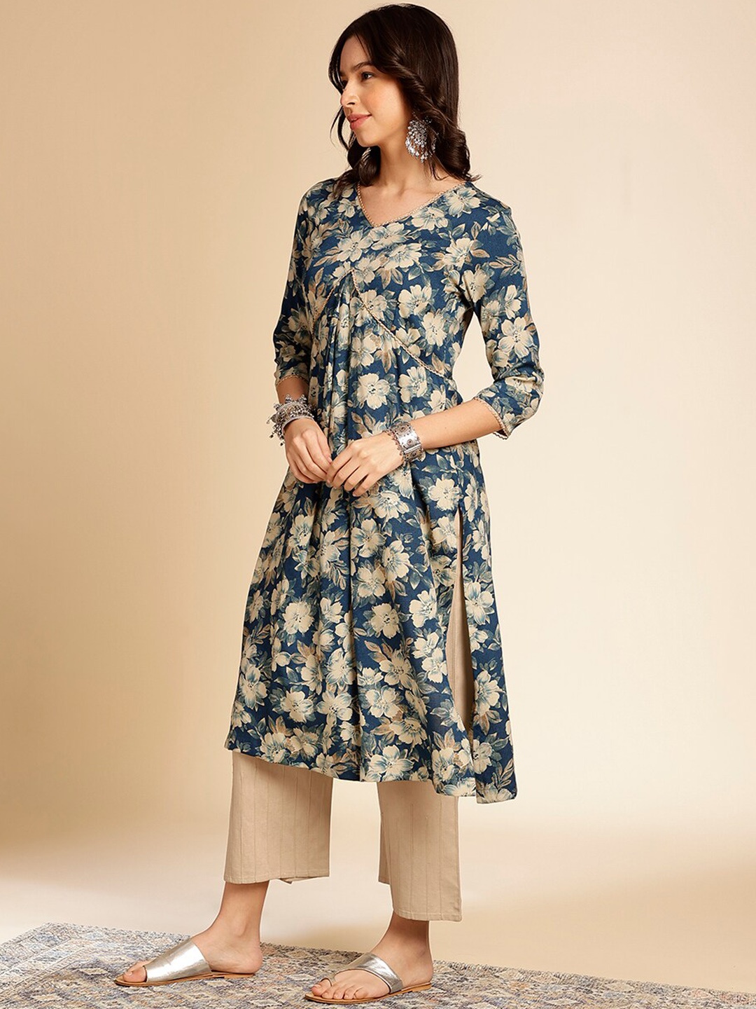 

Anouk Navy Blue & White Floral Printed V-Neck Gotta Patti Straight Kurta