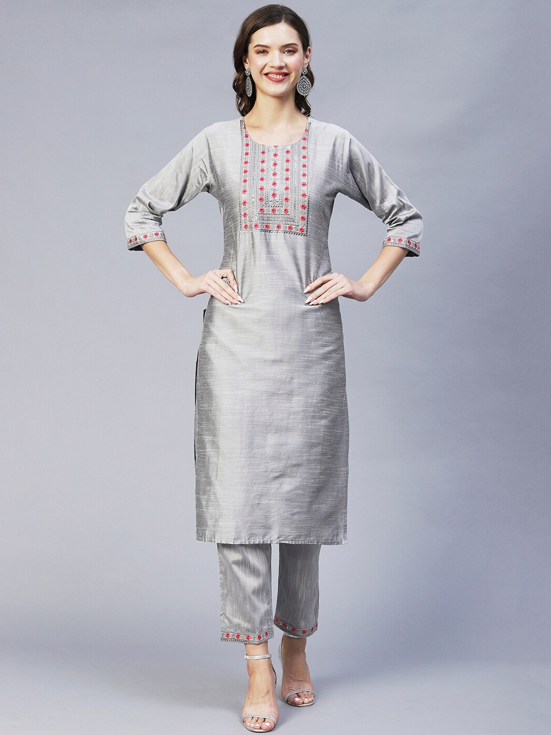 

DIVASTRI Floral Yoke Design Round Neck Thread Work Straight Kurta With Trouser, Grey