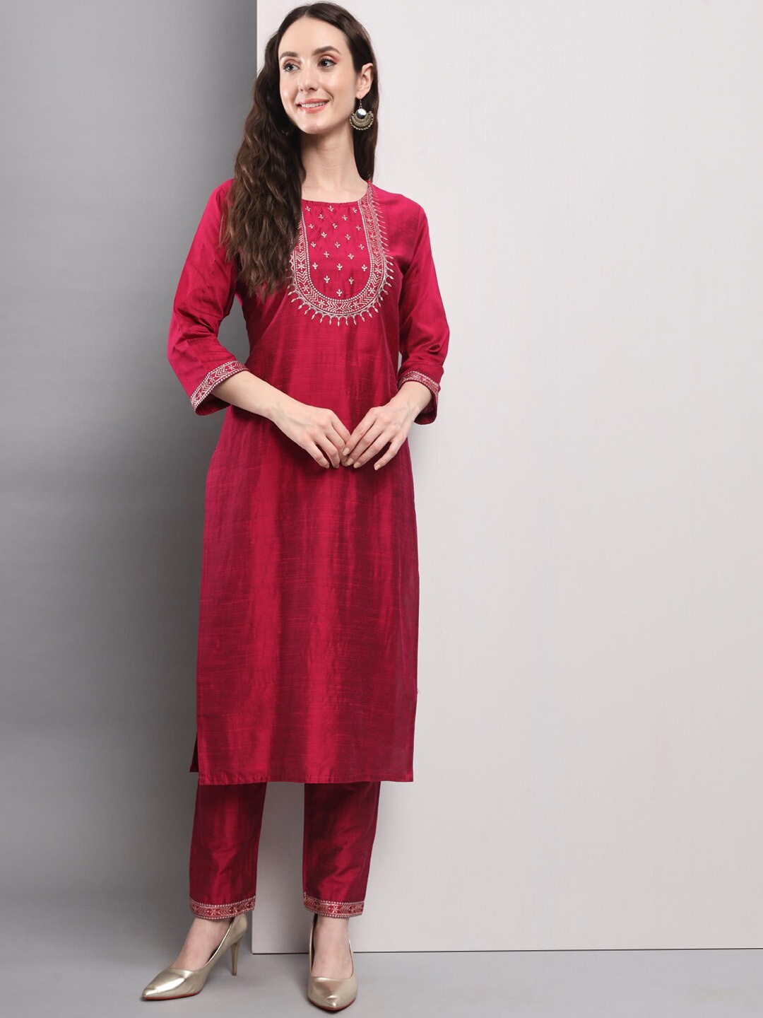 

DIVASTRI Floral Yoke Design Regular Thread Work Kurta with Trouser, Magenta
