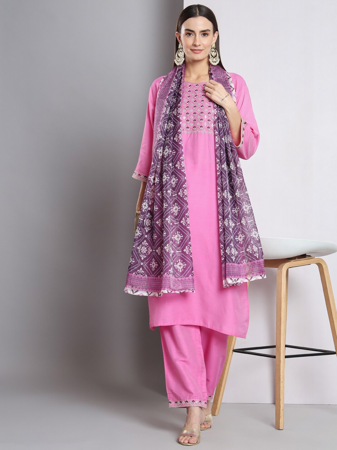 

DIVASTRI Round Neck Floral Yoke Design Regular Thread Work Kurta Set, Pink