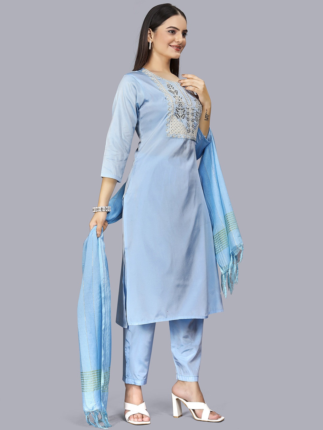 

DIVASTRI Round Neck Floral Yoke Design Regular Thread Work Kurta Set, Turquoise blue