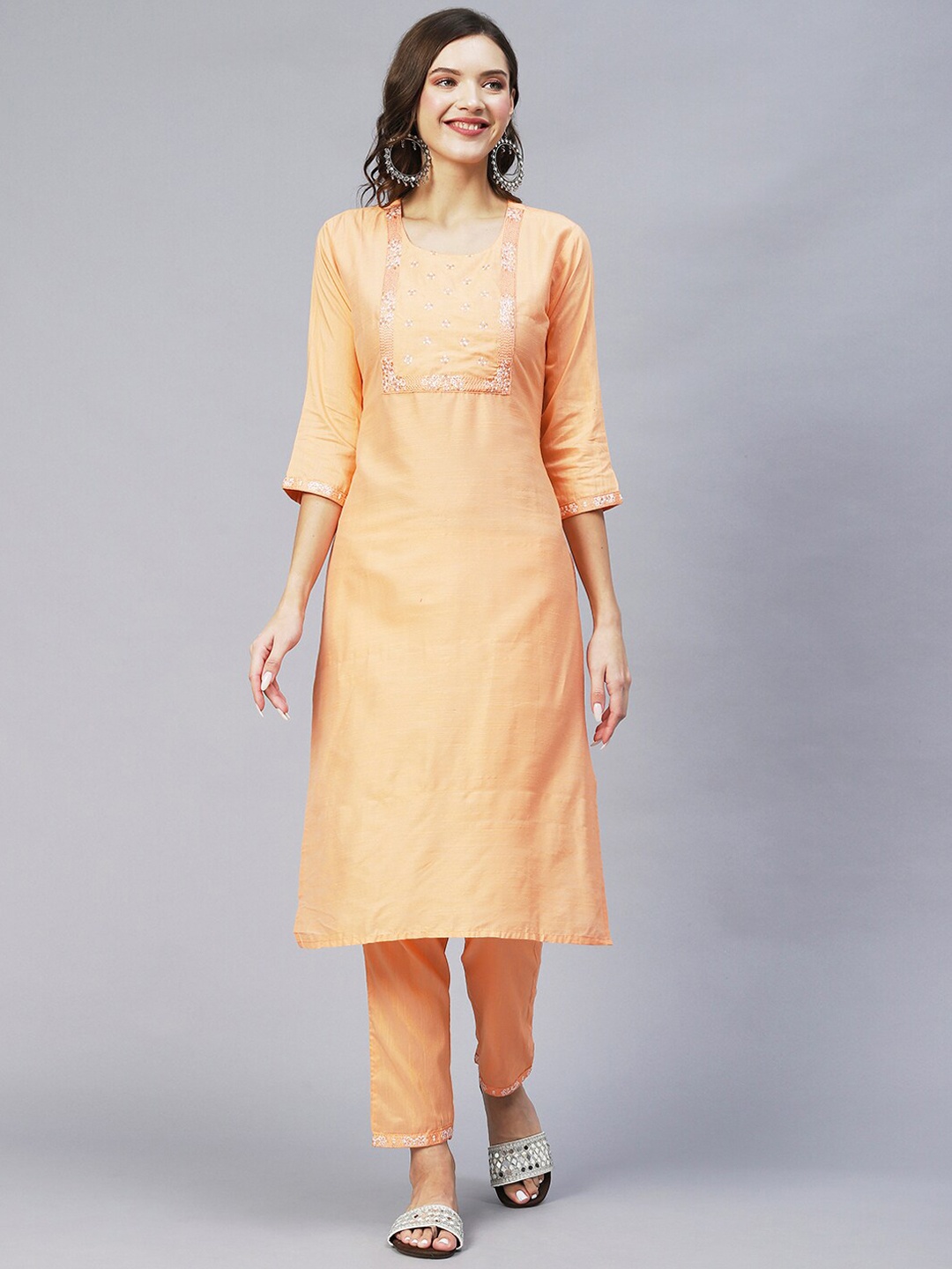 

DIVASTRI Floral Yoke Design Round Neck Thread Work Straight Kurta With Trouser, Peach