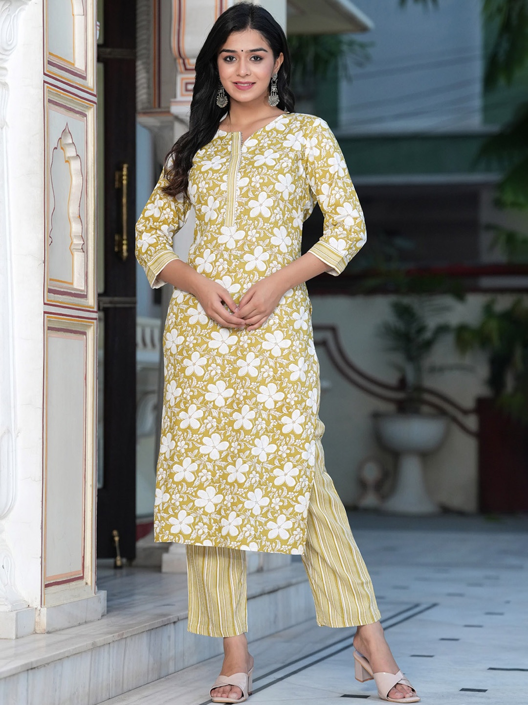 

BAESD Floral Printed Notched Neck Regular Straight Kurta with Trousers, Yellow