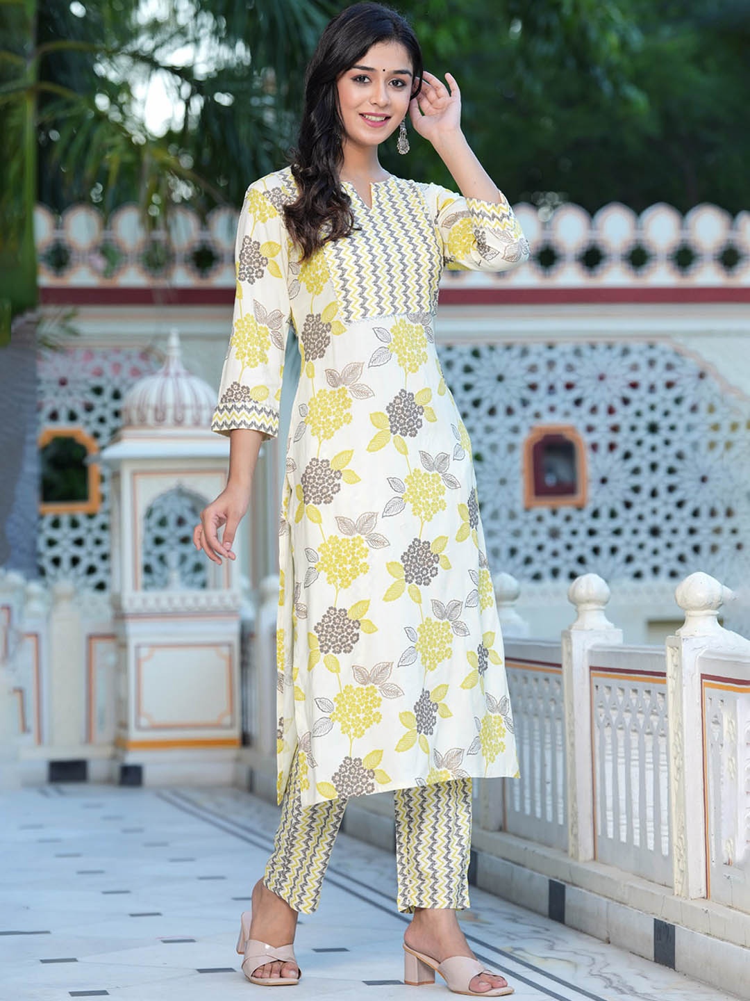 

BAESD Women Floral Printed Regular Kurta with Trousers, Yellow