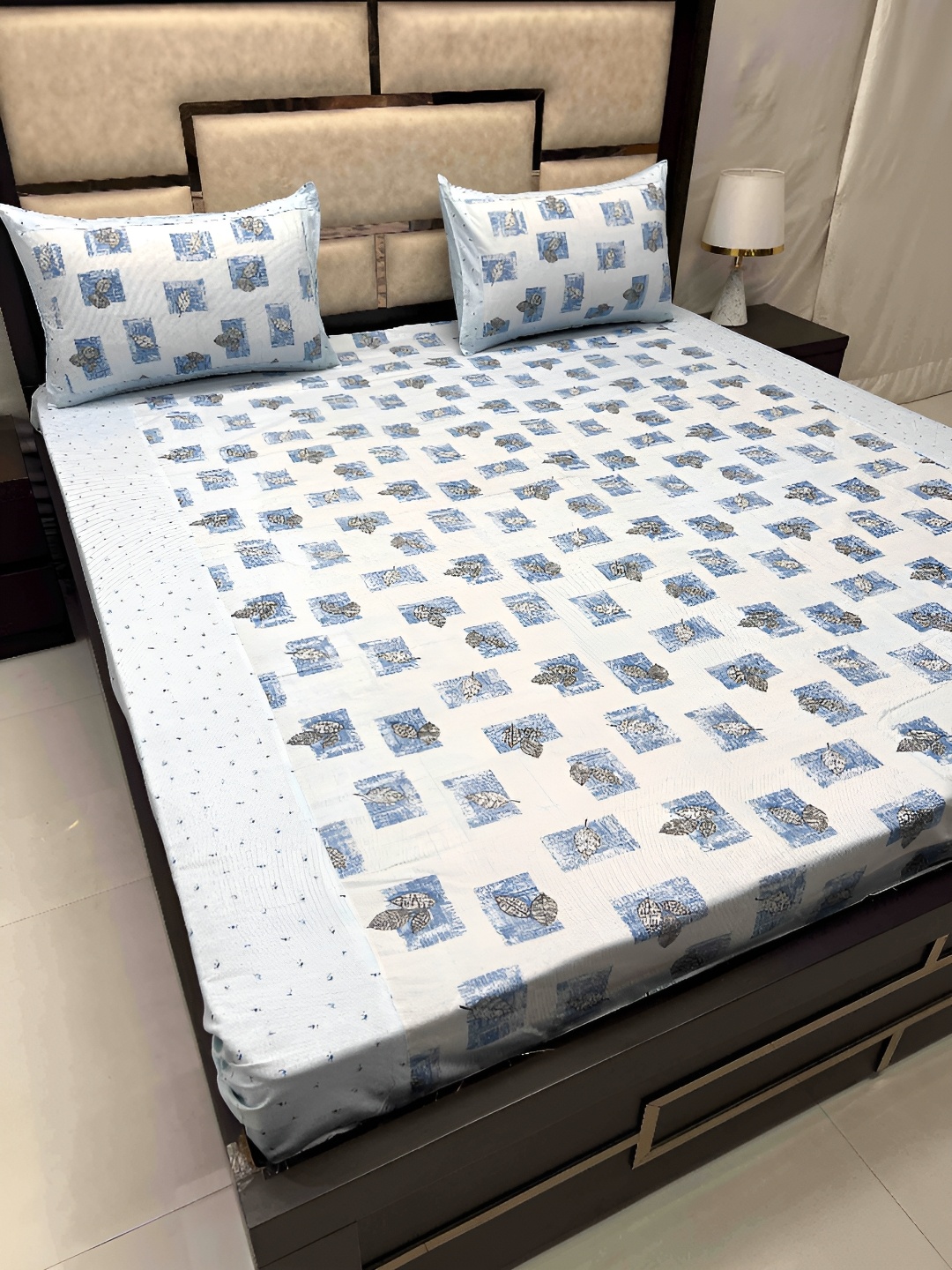 

Pure Decor Blue & White Floral 250 TC Cotton Queen Bedsheet with 2 Pillow Covers
