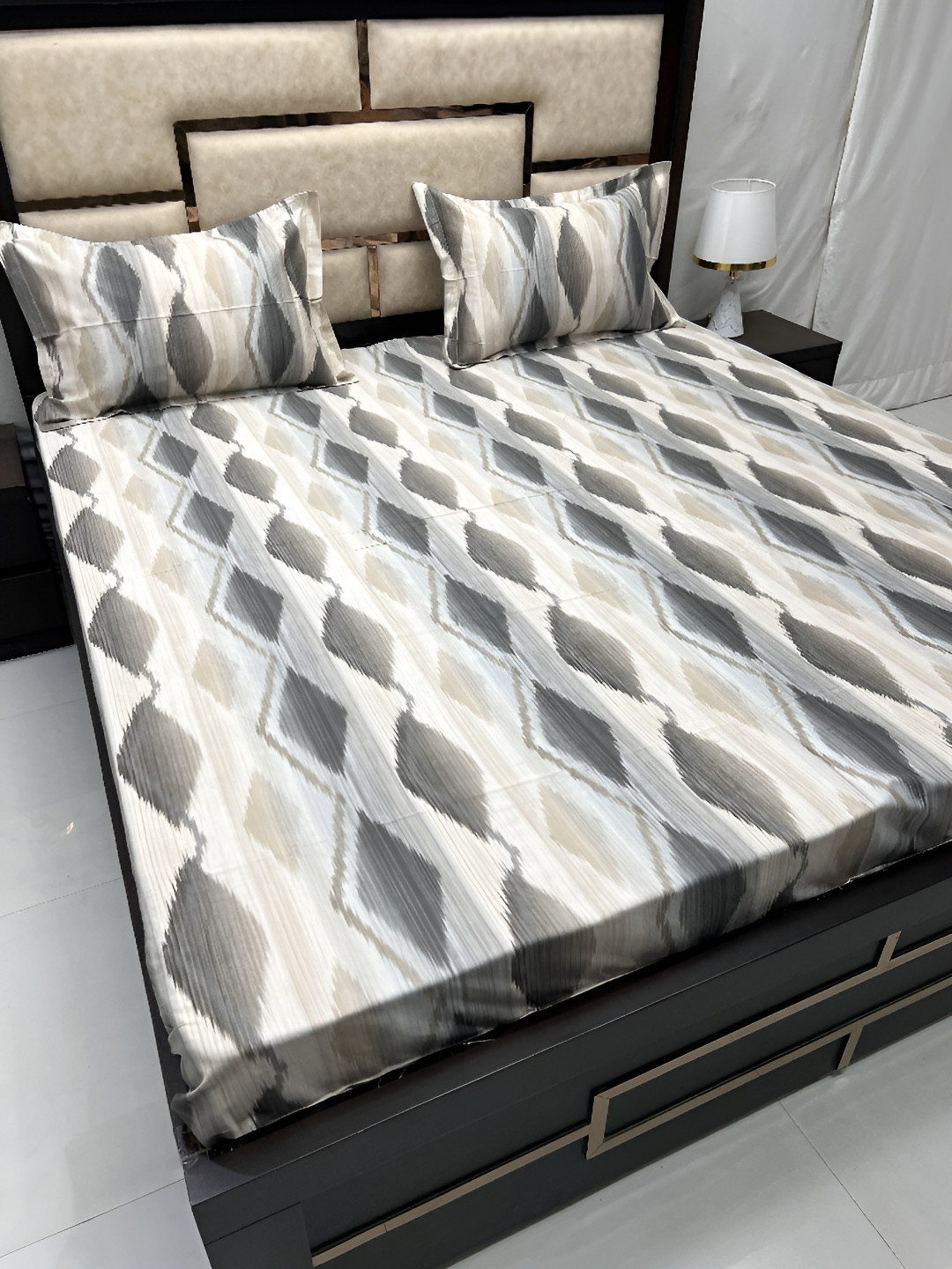 

Pure Decor White & Grey Geometric 380 TC Cotton King Bedsheet with 2 Pillow Covers