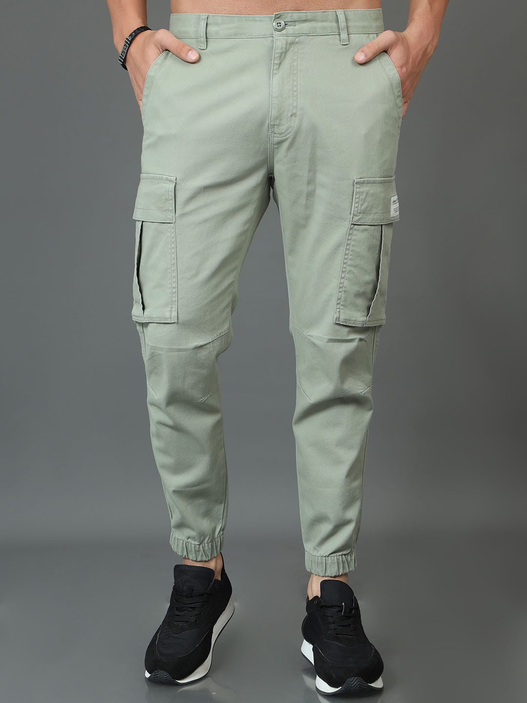 

HERE&NOW Men Mid-Rise Cotton Plain Slim Fit Cargos Trousers, Green