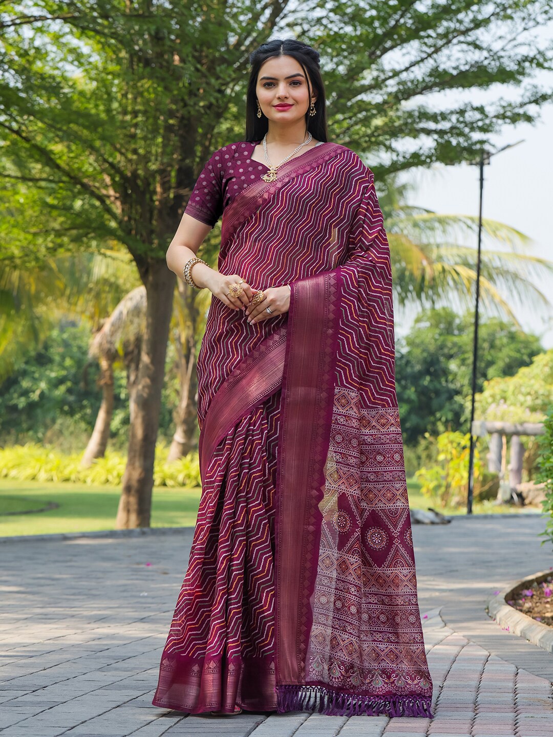 

Tikhi Imli Leheriya Printed Zari Ready to Wear Saree, Magenta